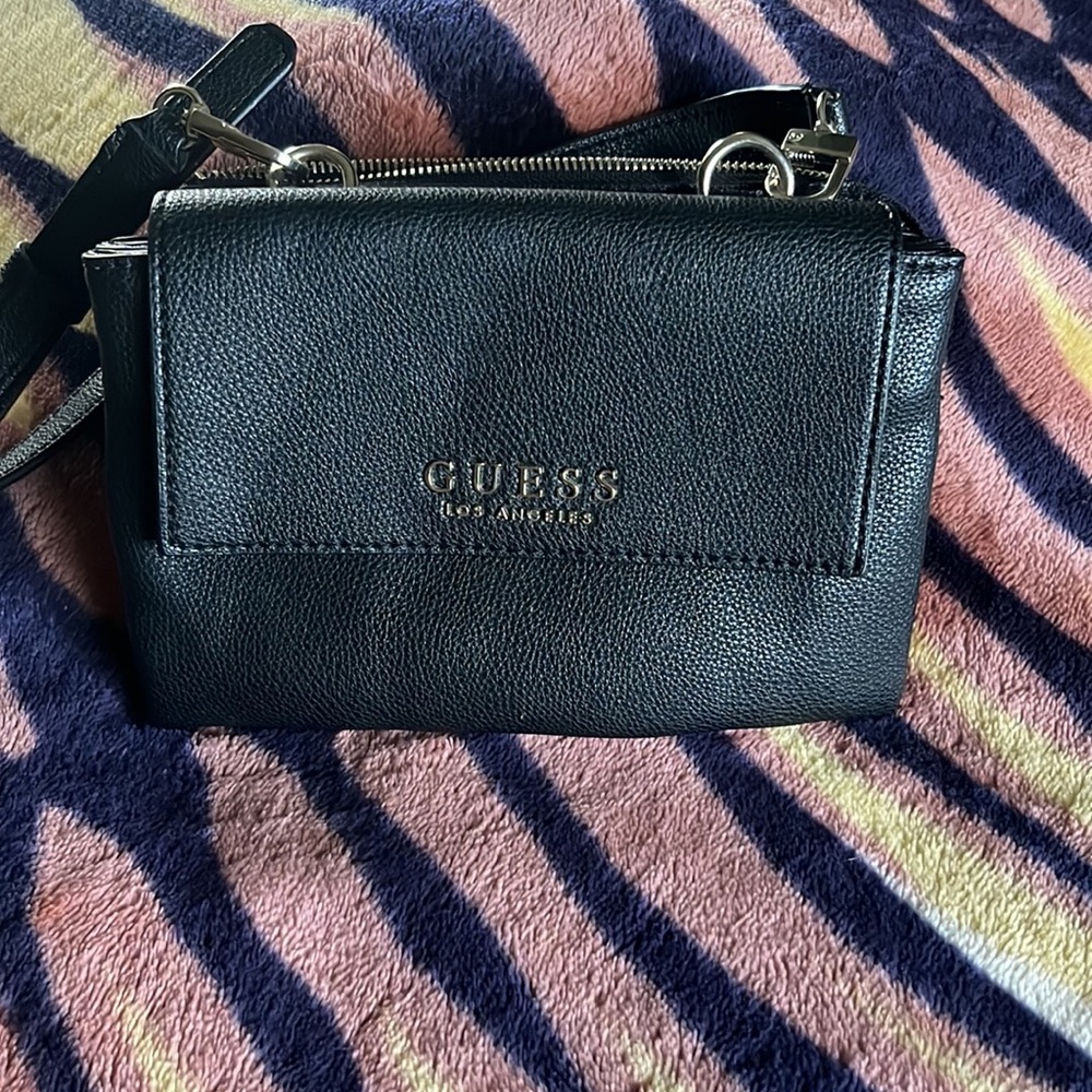 Used guess purse in good condition